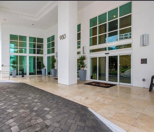 Building Photo - 950 Brickell Bay Dr