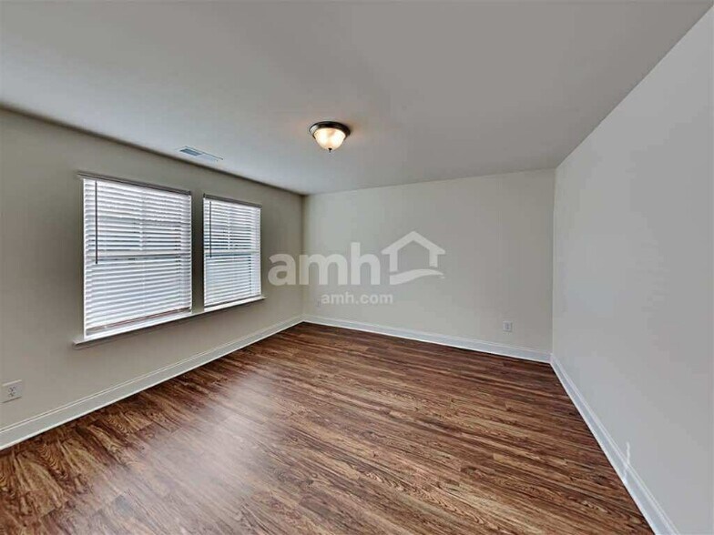 Building Photo - 50 Pointe Dr