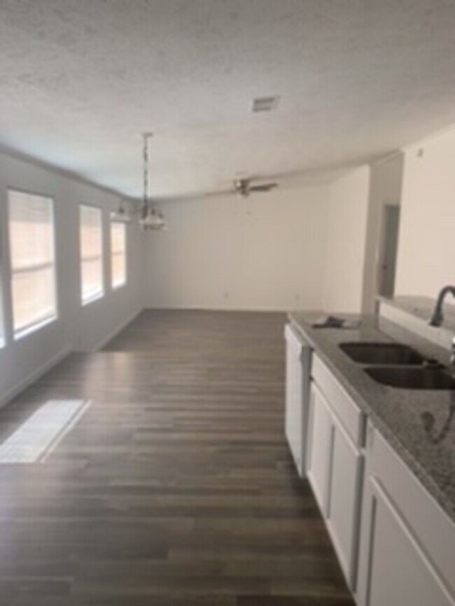 Building Photo - Spacious and Clean 3 BR HOUSE - Looking for the right people to call home!