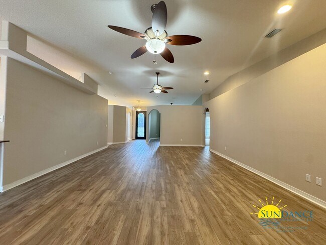 Building Photo - Stunning 4-Bedroom Home in Desirable Holle...