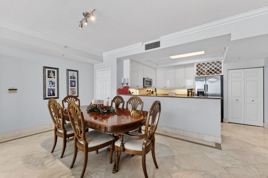 Building Photo - 100 S Birch Rd