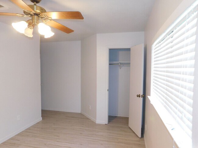 Building Photo - Creekside