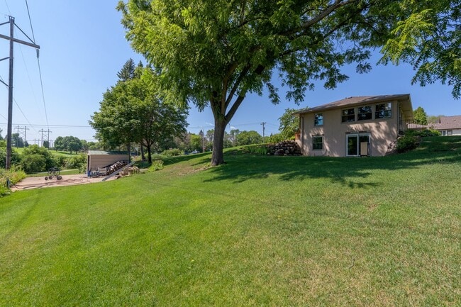 Building Photo - Must see home in mendota heights, huge lot...
