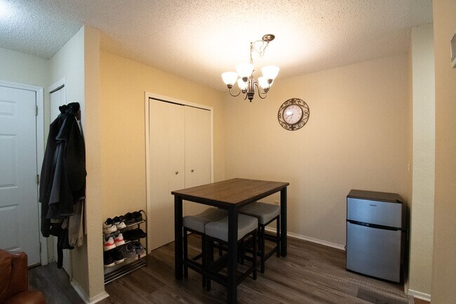 Building Photo - Windsor Park #313