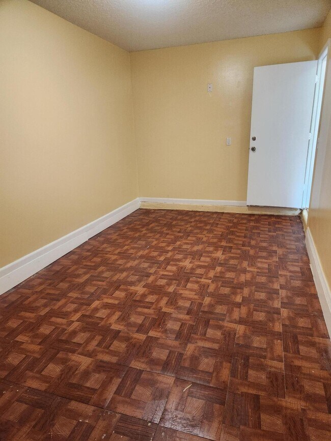 Building Photo - 5231 Pine Abbey Dr S