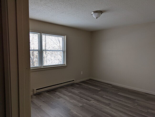 Building Photo - Main Level Renovated 2 Bedroom Apartment