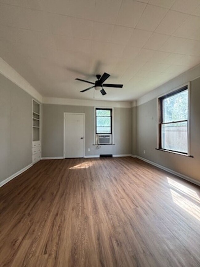 Building Photo - 515 Wallis Ave