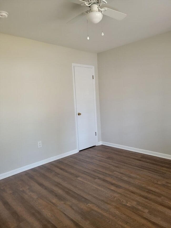 Building Photo - 2 bedroom 1 bath duplex!