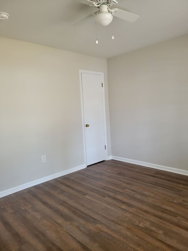 Building Photo - Newly renovated 2 bedroom 1 bath duplex!