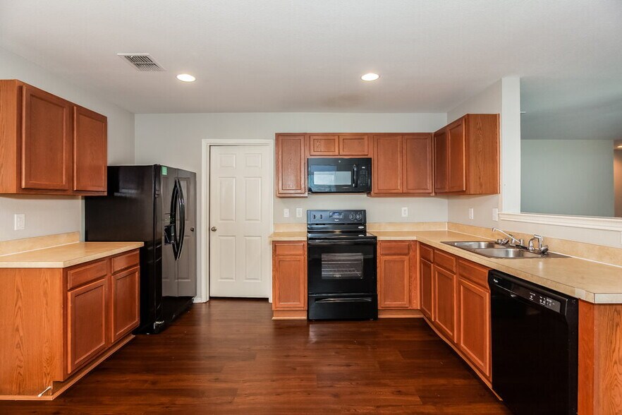 Building Photo - 16904 Fenwick Ct