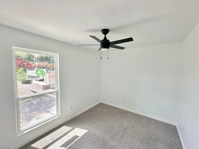 Building Photo - Updated Duplex in Charming Belton Texas!