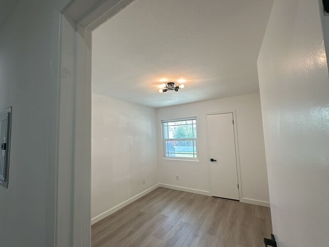 Building Photo - Spacious 3 Bed 3 Bathoom in Long Beach