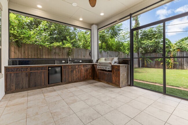 Building Photo - 8550 Ridgepoint Dr