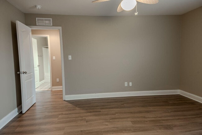 Building Photo - 884 Sugarbush Trail