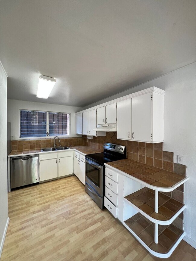 Building Photo - Beautiful 4 Bed 2 Bath in Makakilo with Large Backyard!