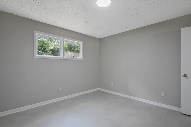 Building Photo - 210 Colonial Dr