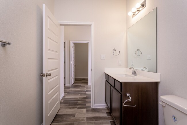 Building Photo - Modern 3 bed 2 bath home!