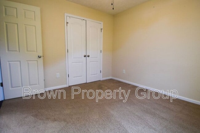 Building Photo - 494 Hogart St