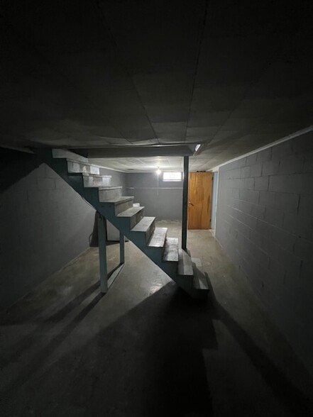 Building Photo - 1988 Vaughn St