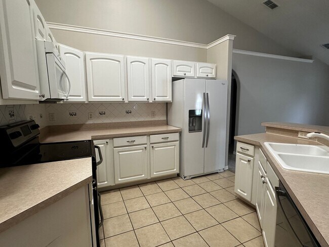 Building Photo - Coming Available Soon - 3/2 Split Plan Home in Eustis with Screened Porch!