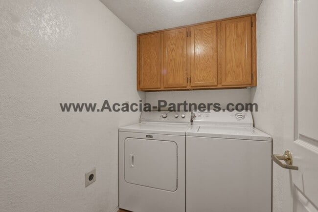 Building Photo - Three Bedroom/Two Bath Home