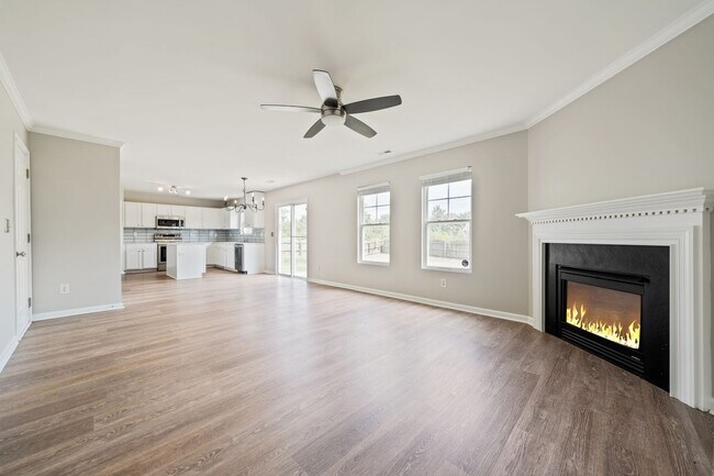 Building Photo - Beautiful 4 bedroom 2.5 bath with Fenced Y...