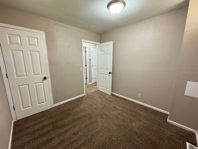 Building Photo - 230 SE 121st Rd