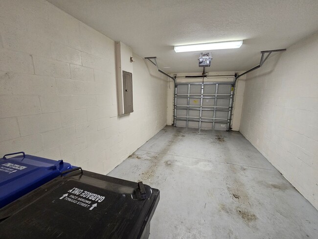 Building Photo - 2 Bedroom, 1.5 bath townhome in gated comm...