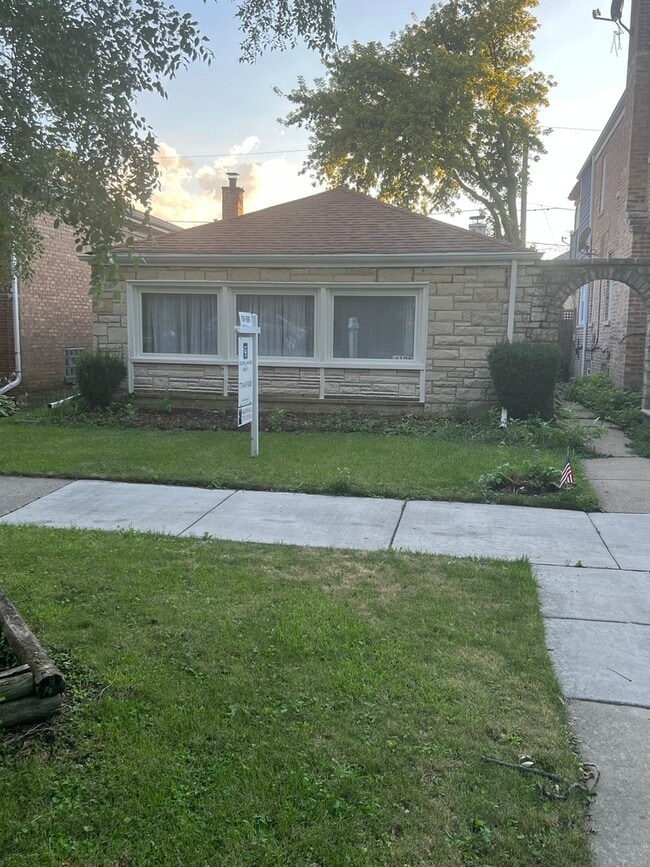 Building Photo - 6124 N Kimball Ave