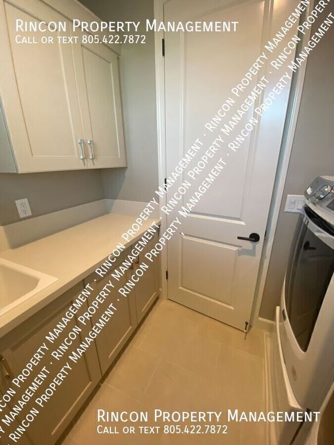 Building Photo - ONE BEDROOM RENTAL with Ensuite Bathroom a...