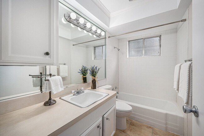 Building Photo - 5511 Loch Lomond Dr