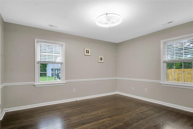 Building Photo - 117 Queen Mary Ct
