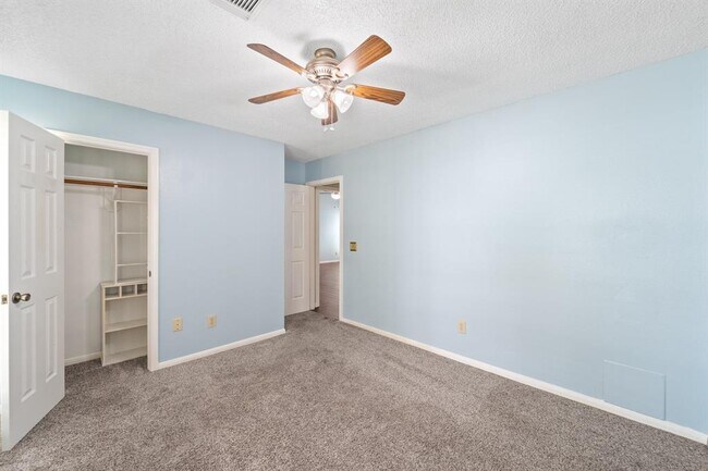 Building Photo - 3909 Greenwood Dr