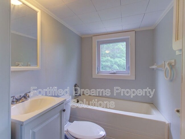 Building Photo - 7507 Greenlawn Dr