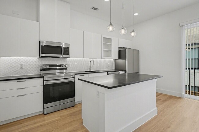Building Photo - 2217 N Fitzhugh Ave