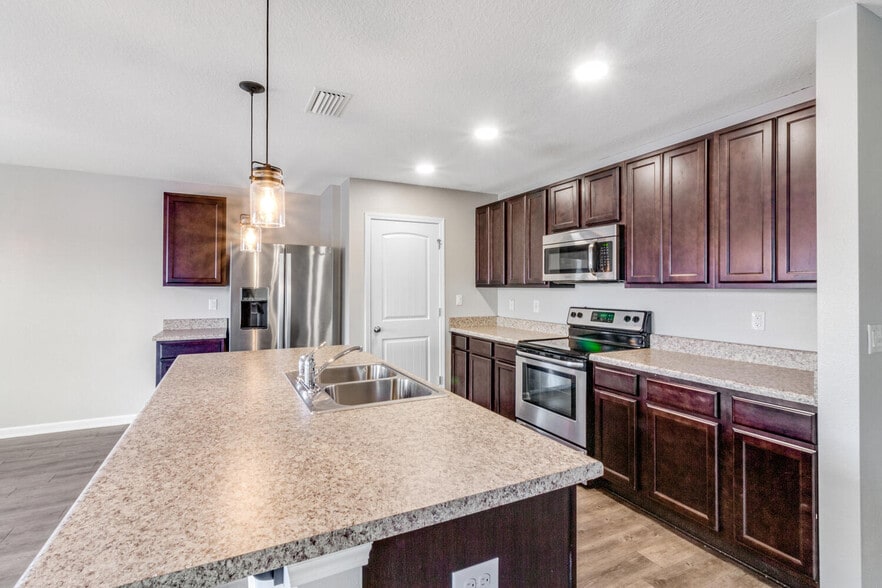 Kitchen - 4615 Plover Dr