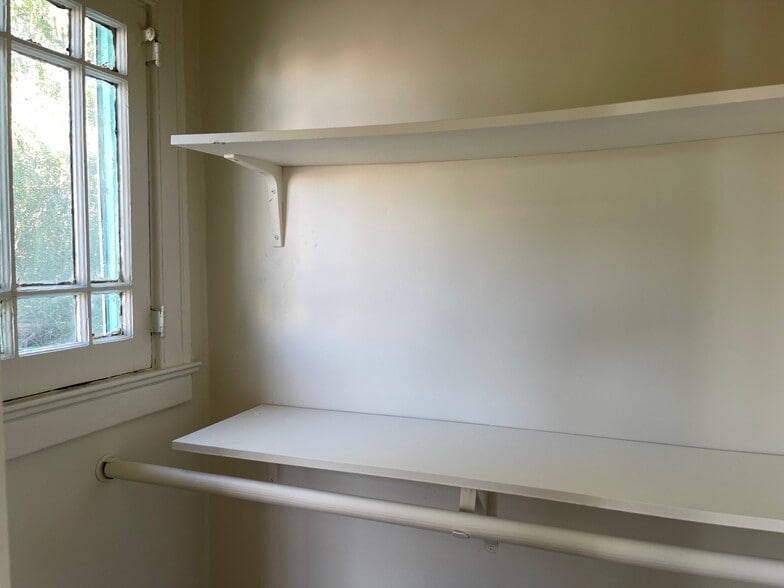 Building Photo - 3000 Kenwood Ave