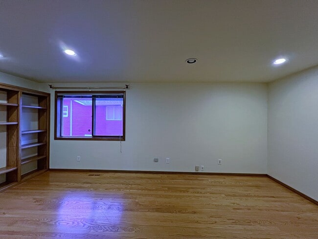 Building Photo - Gated Sound view home Des Moines area, 4 bed plus den 2.5 bath 3900 s/f, Available NOW!!!