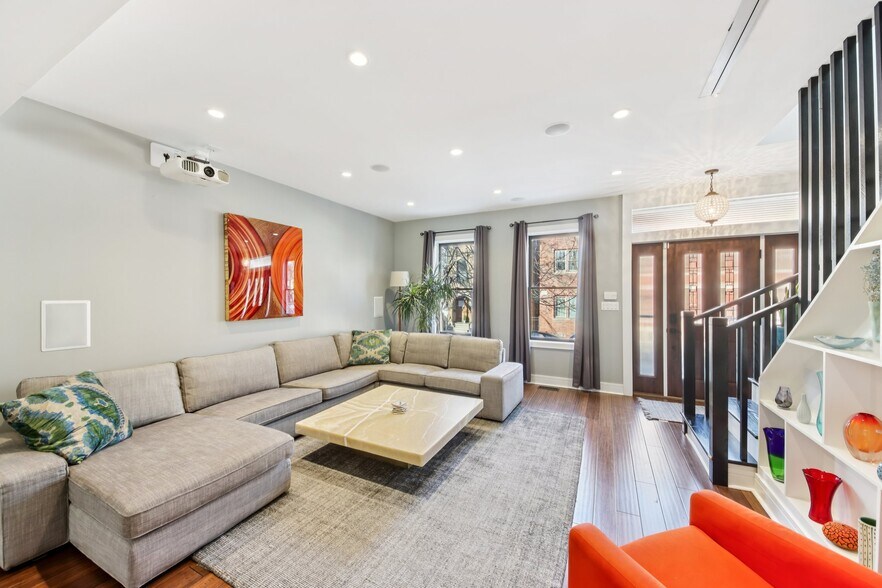 Building Photo - 1717 N Hudson Ave