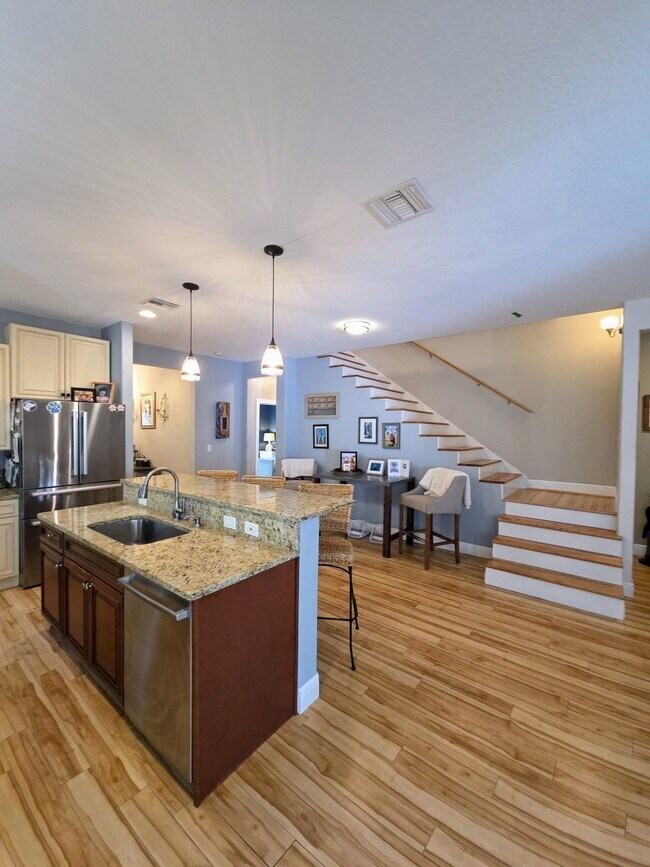 Building Photo - 857 10th Ave S