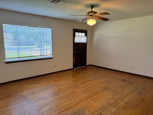 Building Photo - 2 bed, one bath in Norman with carport!