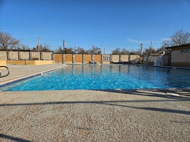 Building Photo - 710 N Avenue C