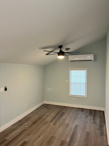 Building Photo - 1911 Capital St