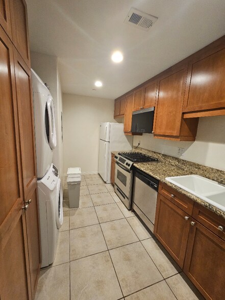 Building Photo - 17168 Newhope St