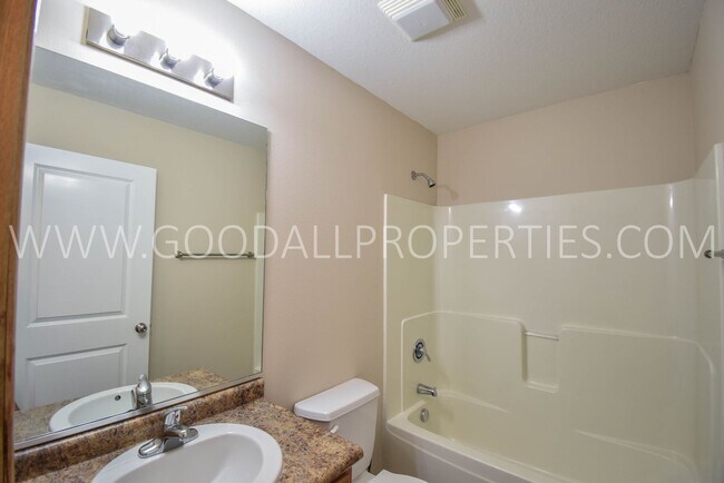 Building Photo - 2 Bedroom 2 Bath Updated Townhome in Ankeny with attached two car garage