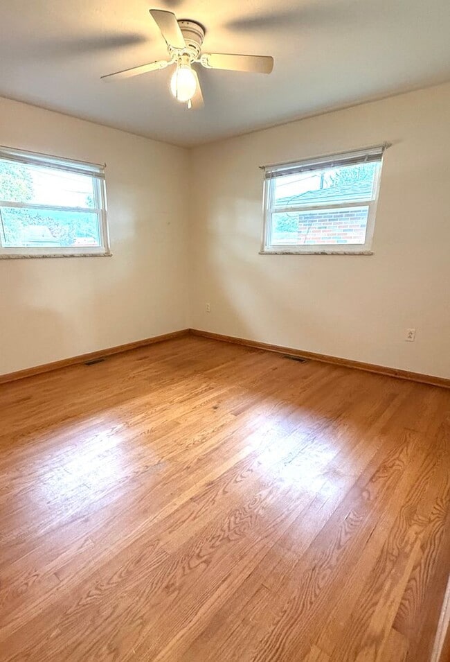 Building Photo - 2-bedroom Brick Bungalow in Belpre!