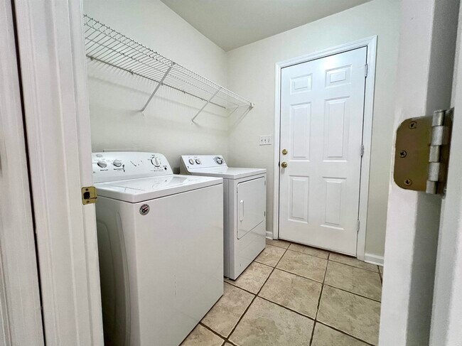 Building Photo - 2031 Sunny Dale Dr