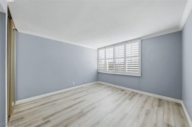 Building Photo - 205 E Harmon Ave