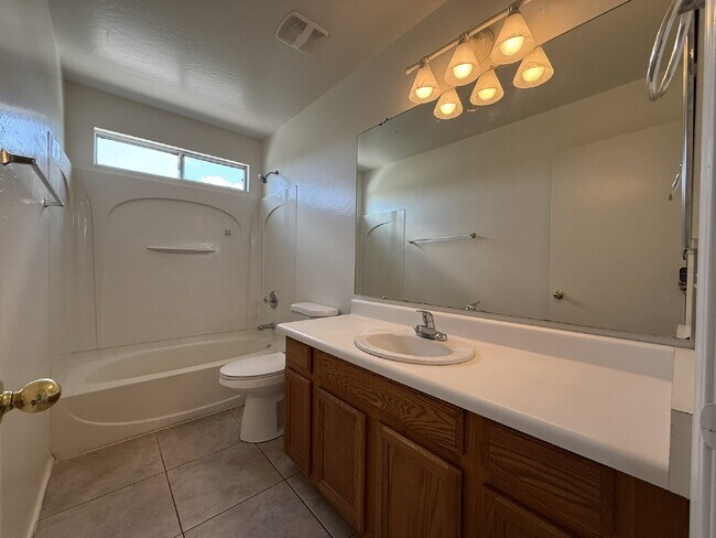 Building Photo - "Spacious 3-Bedroom Gem with 2.5 Baths in ...