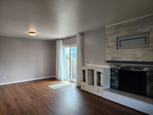 Building Photo - Updated 3 Bedroom Townhome in Great Area!